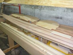 Die Planken und die Formen für die Helling sind für den Zusammenbau bereit