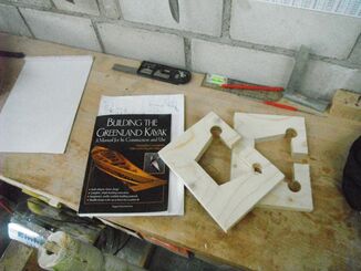 The book. And as I had to wait for the wood delivery, I've sawn the two end forms for the gunwales already ...