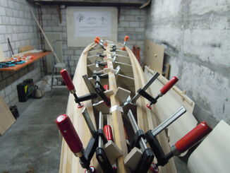  The two stern stem strips are beveled, and become glued together now.