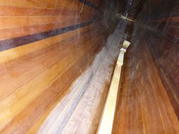 Pinsel mit 2,8 Metern Länge zum Ausrollen des Glasbandes im Bootsinnern